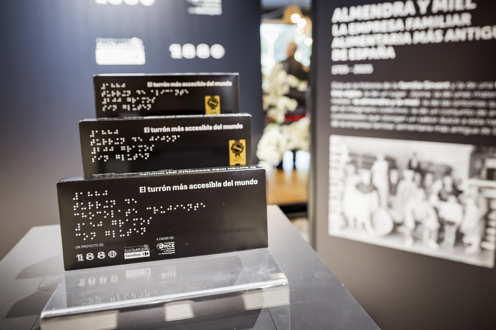 Primer plano de las tabletas del turrón accesible y solidario 1880, con el embalaje marcado en braille