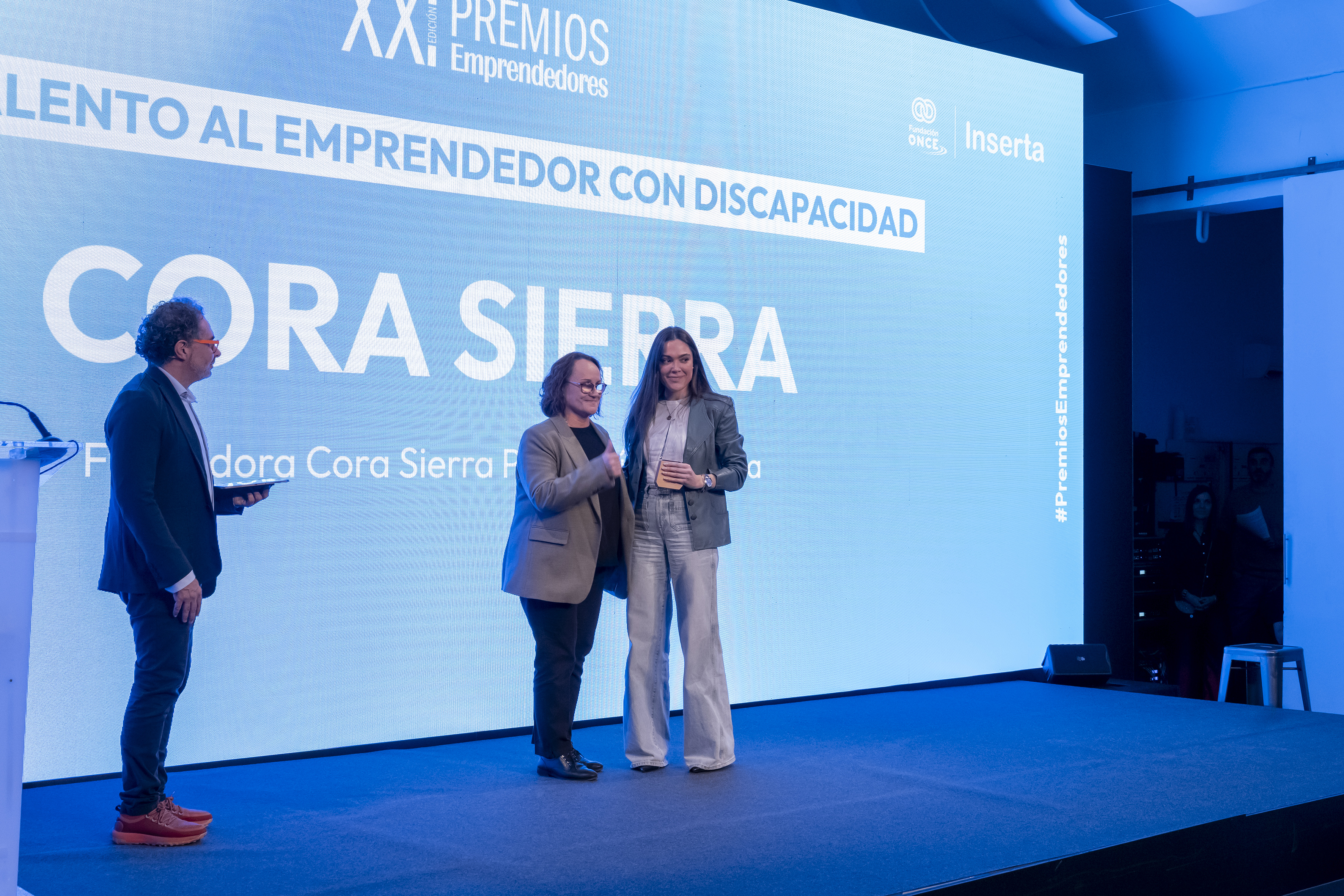 Cora Sierra, a la derecha, sobre el escenario junto a Sabina Lobato en el momento de recoger su premio