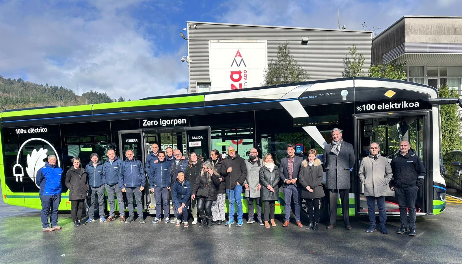 Foto de todo el grupo de personas de Avanza y ONCE Euskadi participantes en la jornada sobre accesibilidad e inclusión en el transporte público junto a uno de los autobuses de línea