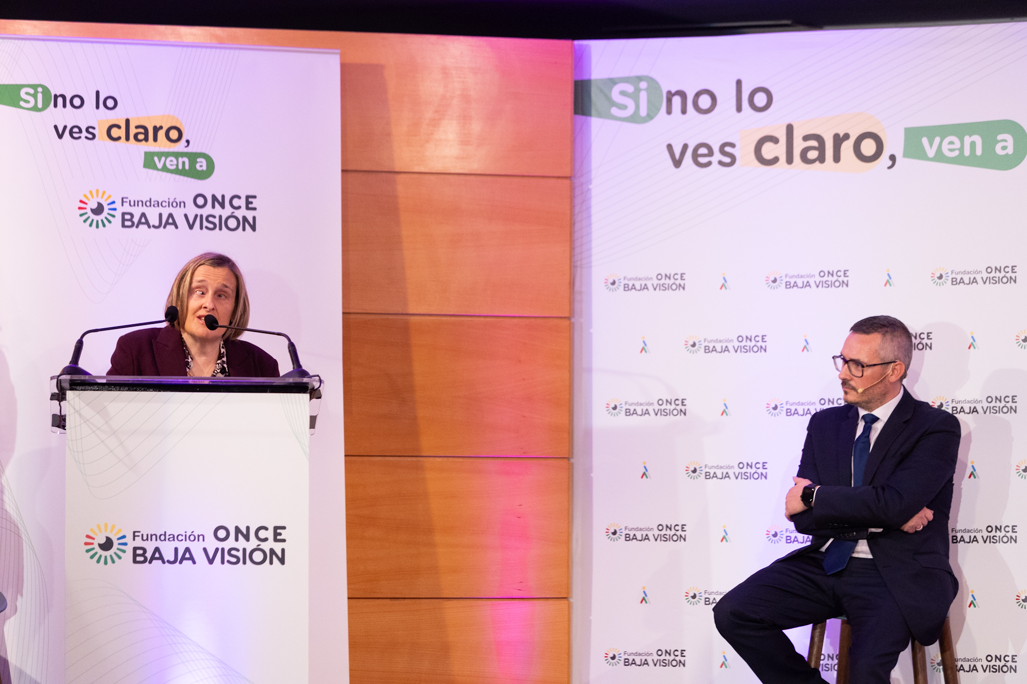 Imelda Fernández durante su intervención en el acto de presentación de la FOBV en Santander, junto a Óscar Pérez, delegado de la ONCE en Cantabria