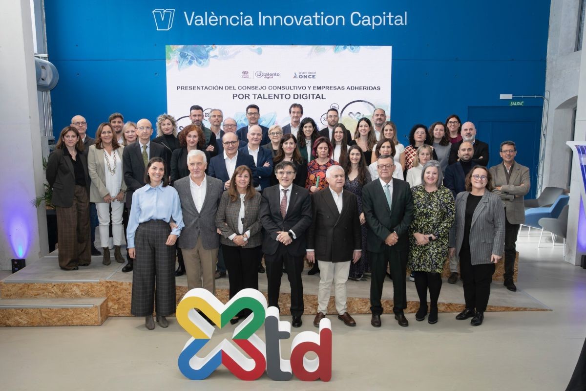 Foto de familia de los empresarios con los responsables de Fundación ONCE y X Talento en el acto de presentación en Valencia