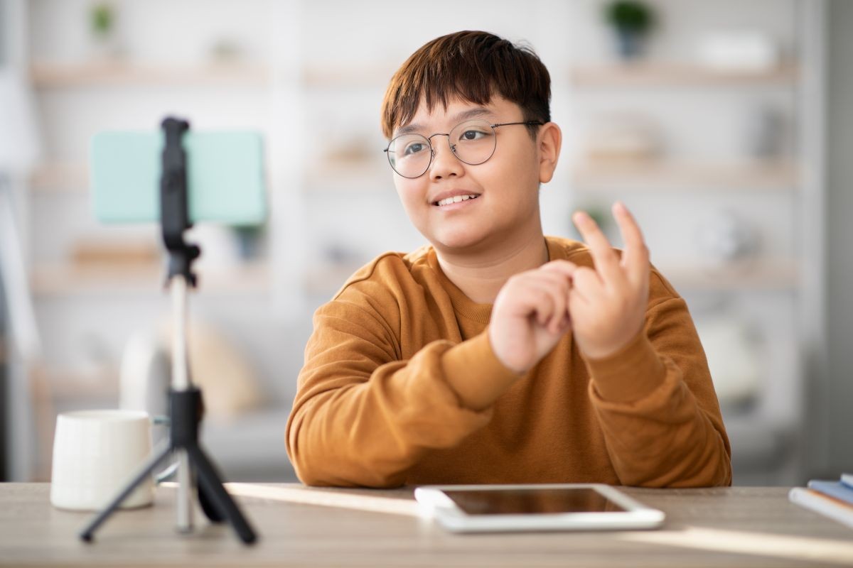 Un alumno estudiando con su tableta digital y el apoyo de un smartphone
