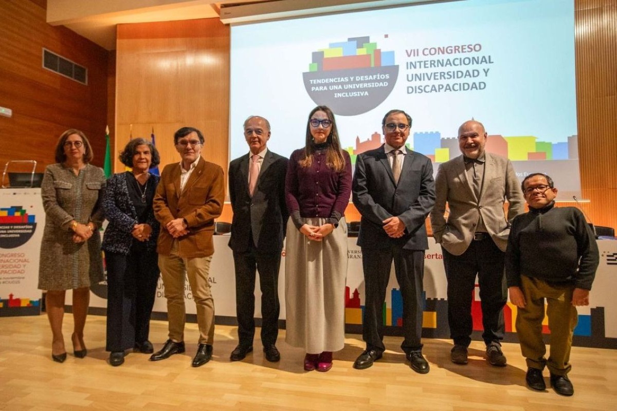 Foto de familia de los responsables de Fundación ONCE, Ministerio y Universidades organizadores del Congreso