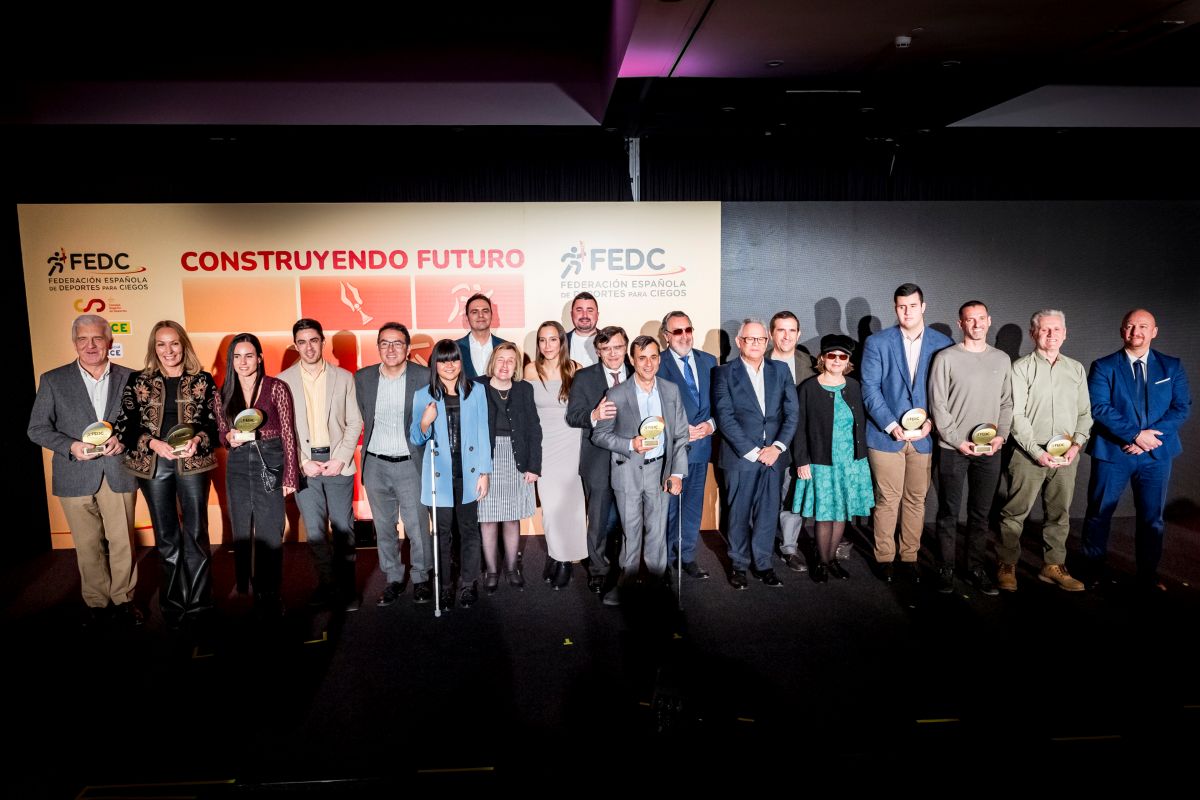 Foto de familia de los galardonados en el escenario junto a los responsables de la FEDC y de la ONCE, con Miguel Carballeda y Alberto Durán, como expresidente y presidente actual del Comité Paralímpico Español, respectivamente