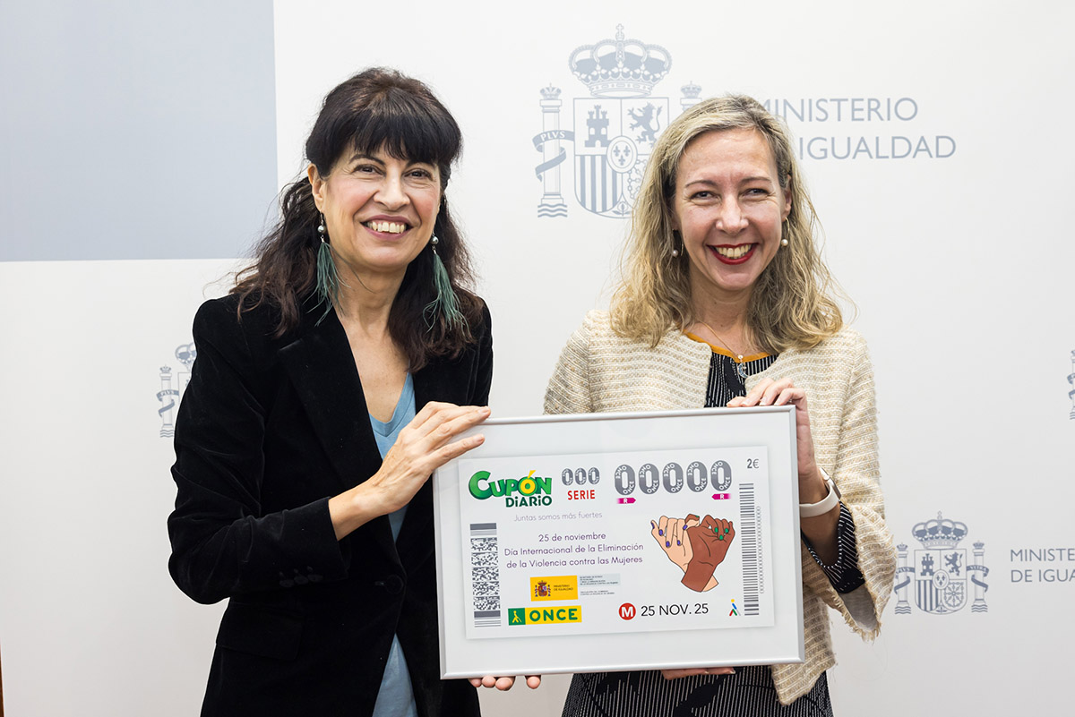 Ana Redondo y Patricia Sanz posan con la reproducción del cupón