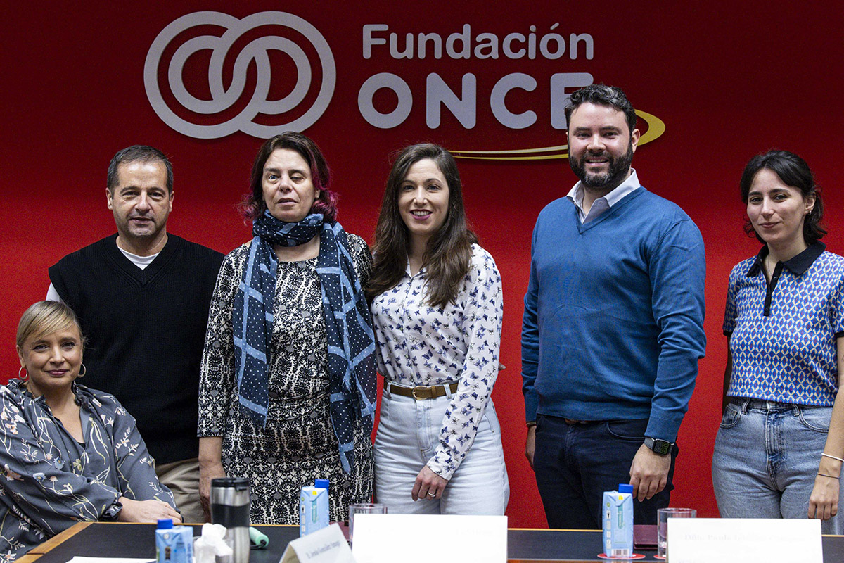 Foto de familia de los representantes de las entidades firmantes del convenio, con Virginia Carcedo y  Paula Iglesias en el centro de la imagen