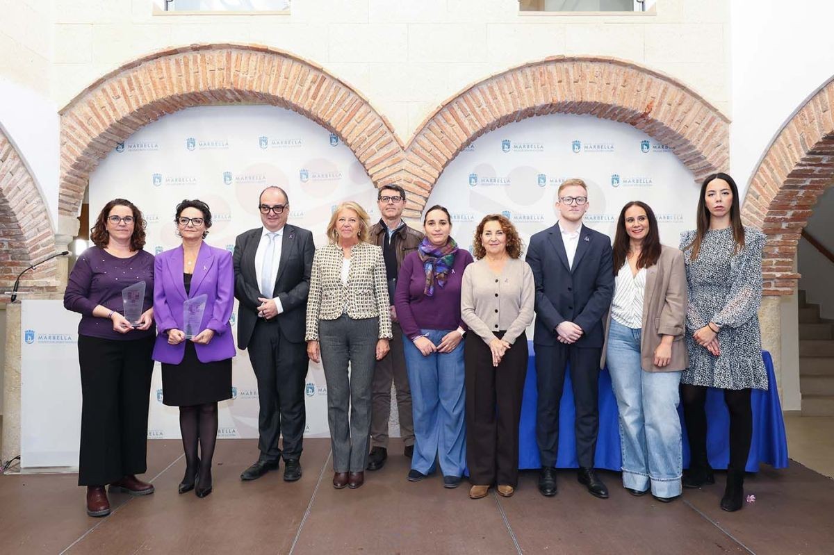 Foto de familia de los asistentes al evento junto a la alcaldesa de Marbella | Foto de Inserta
