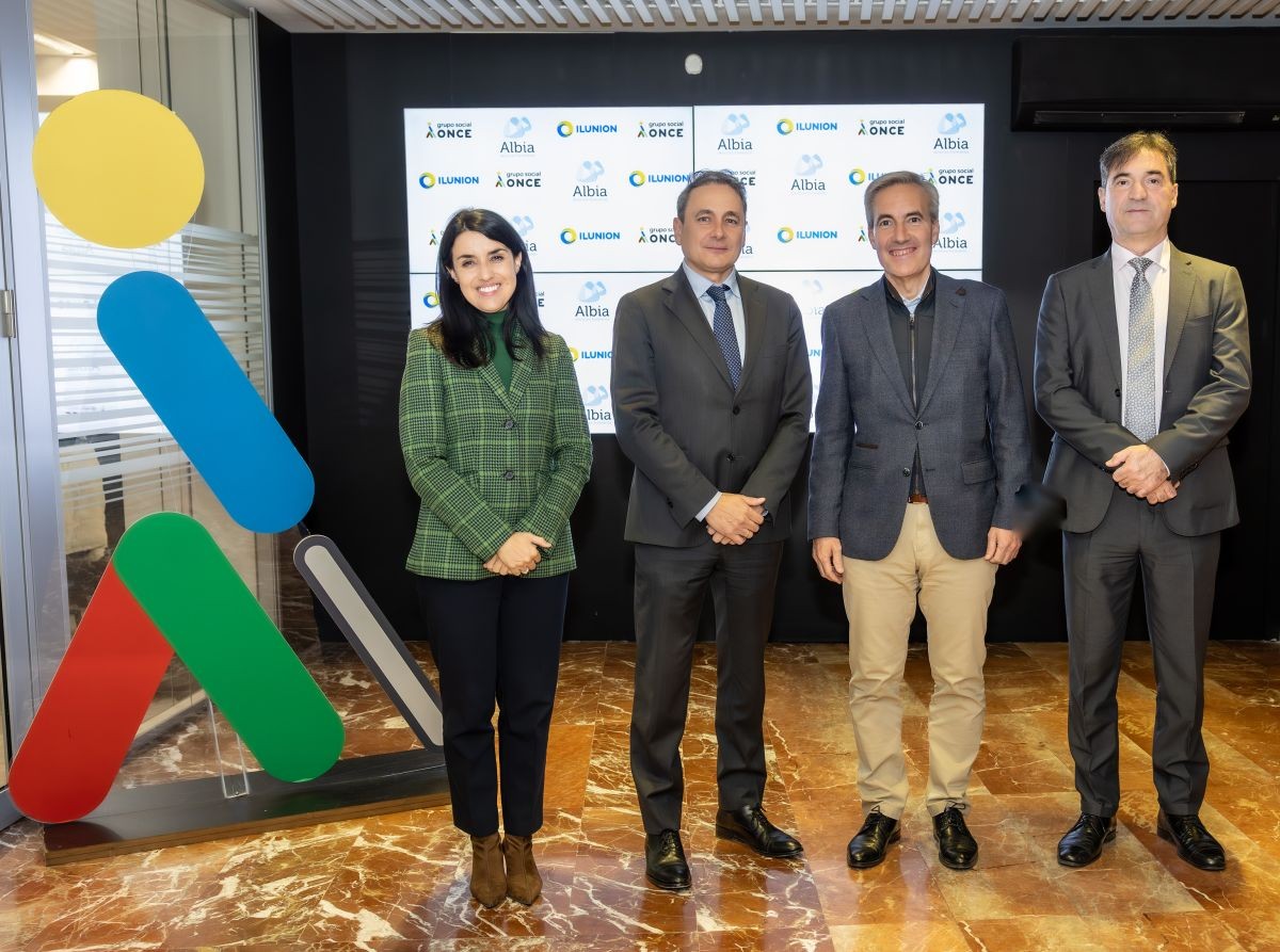 La directora de Ética, Sostenibilidad y Alianzas de ILUNION, Ana María López de San Román, junto al director general de Grupo Albia, Daniel Palacios; el consejero delegado de ILUNION, Alejandro Oñoro, y el director de Sostenibilidad, Marketing y Comunicación de Grupo Albia, Carlos Gallego.