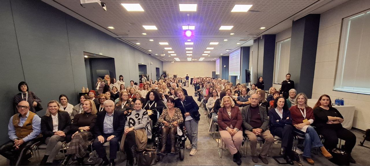 Panorámica de asistentes y autoridades en la sala de reuniones en la que se ha celebrado el  VIII Foro Social de Mujeres con Discapacidad en Valencia