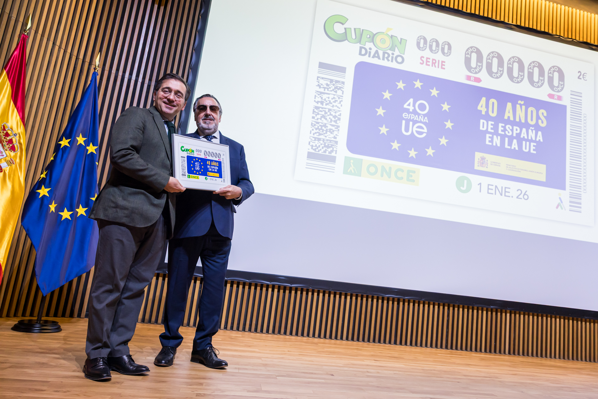 José Manuel Albares y Miguel Carballeda, con una lámina enmarcada de este cupón