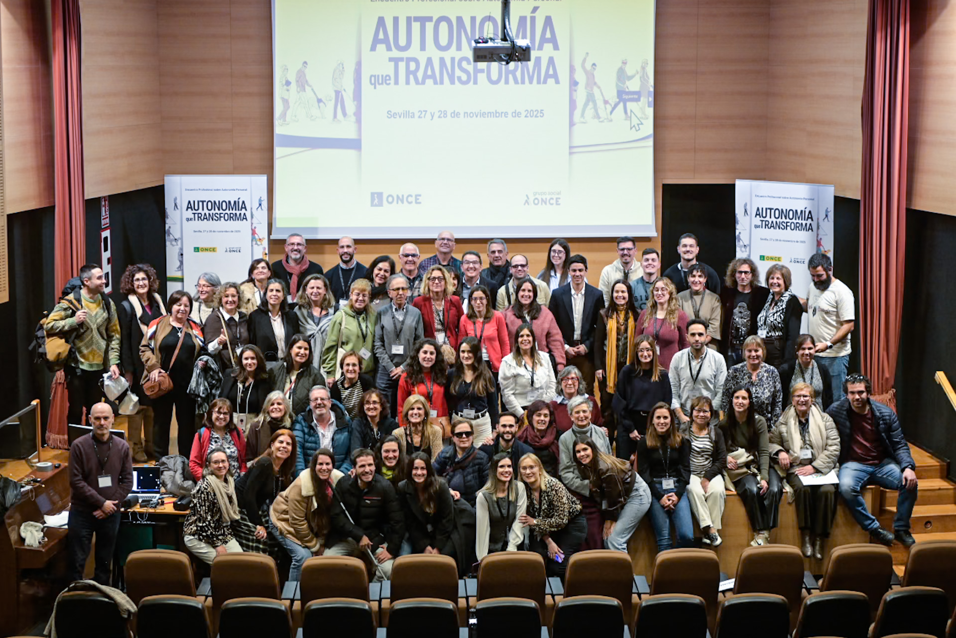 Foto del grupo de profesionales de la ONCE participantes en las Jornadas sobre Autonomía Personal, junto a los responsables de la ONCE 