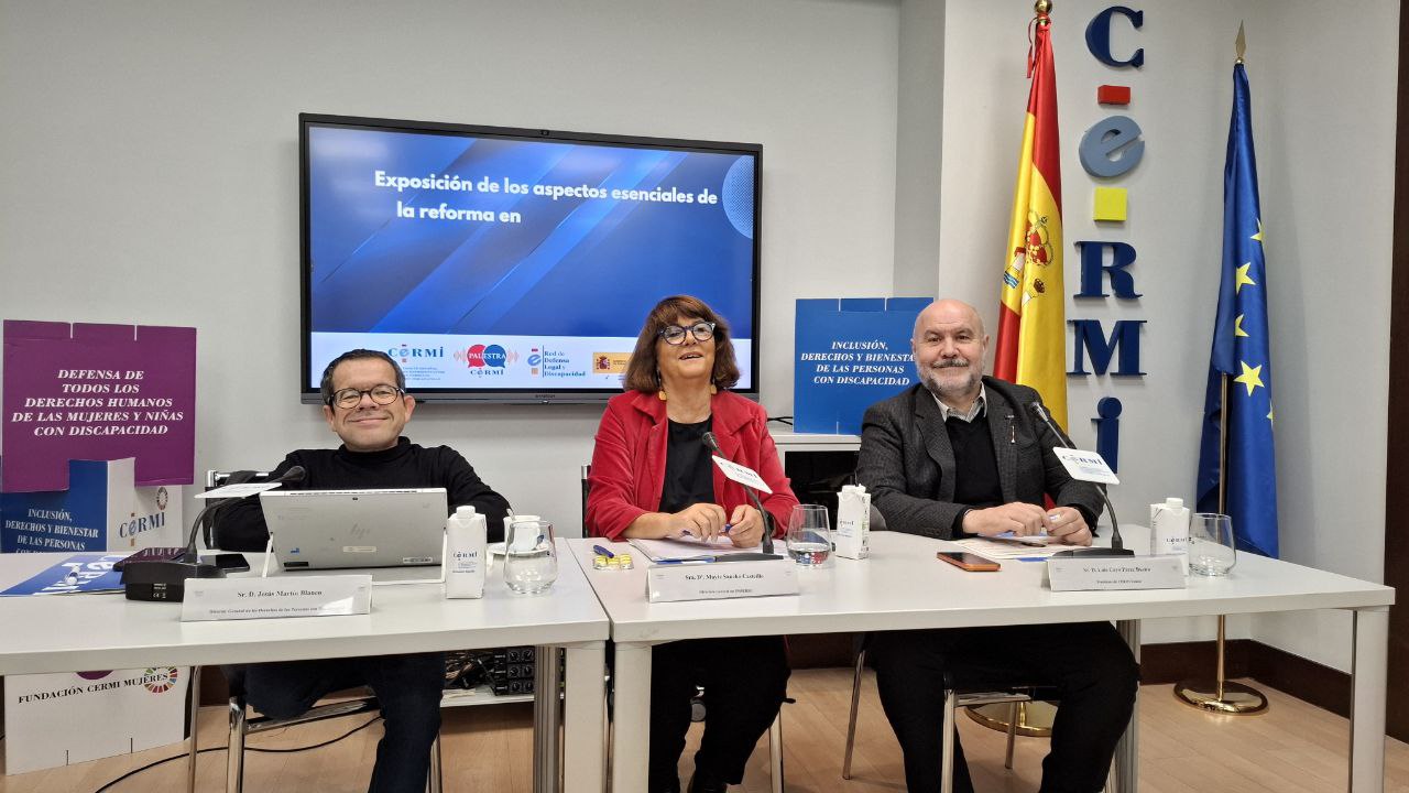 De izda. a dcha. Jesús Martín Blanco, Mayte Sancho y Luis Cayo Pérez en la Palestra CERMI