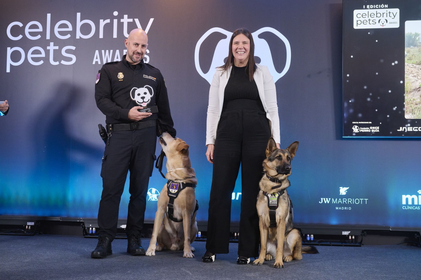 Manuel M. Cortés, acompañado de su perro Scottex, y la asesora jurídica del Senado, Clara Garrido, junto a su perro guía