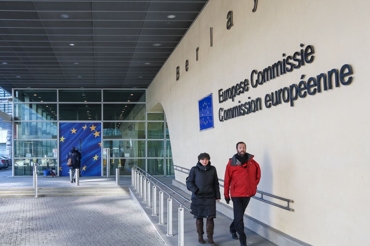 Dos personas salen del edificio de la Comisión Europea en Bruselas (Bélgica) 