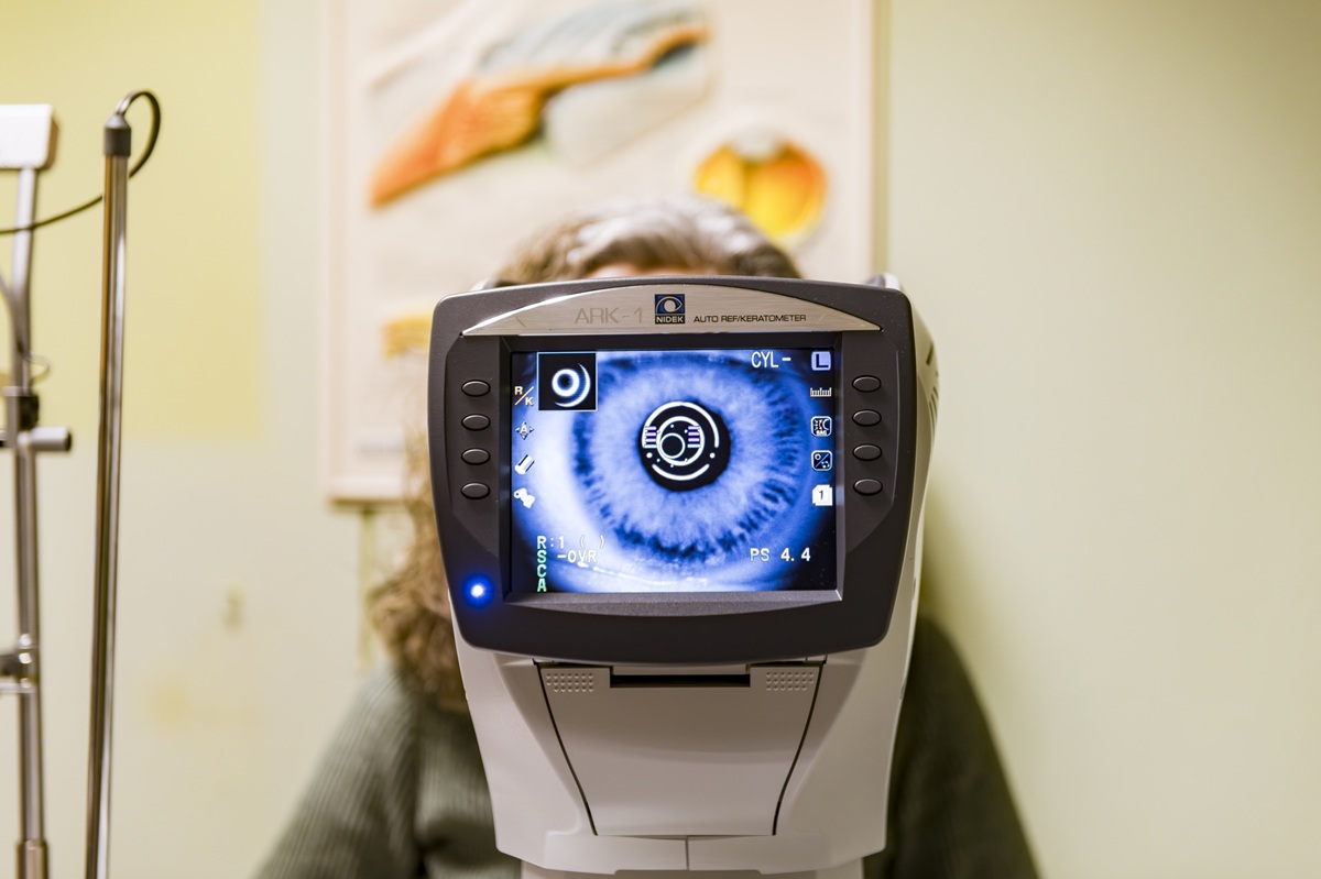 Una mujer se realiza un estudio sobre baja visión