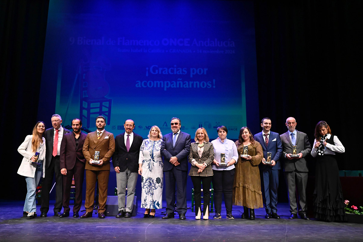 Foto de familia de la entrega de premios en la Bienal de 2024