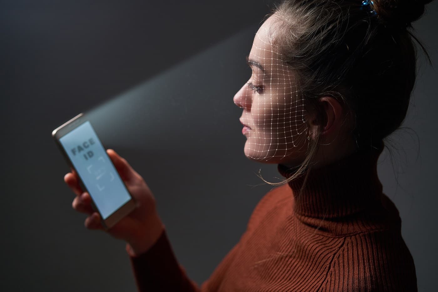 Imagen que recrea el reconocimiento facial de una persona en su teléfono móvil