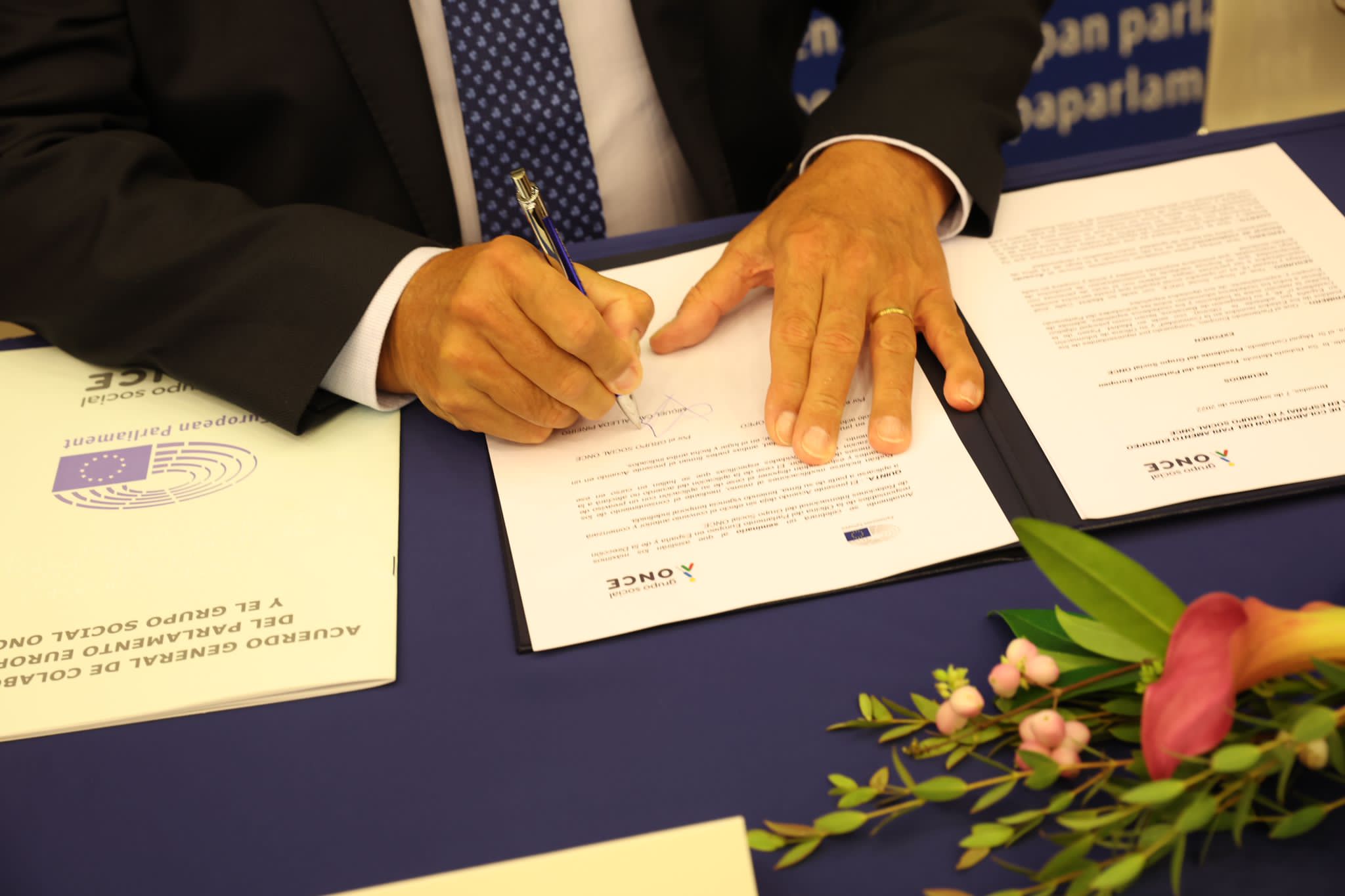 Firma del acuerdo con Miguel Carballeda y la europarlamentaria Roberta Metsola