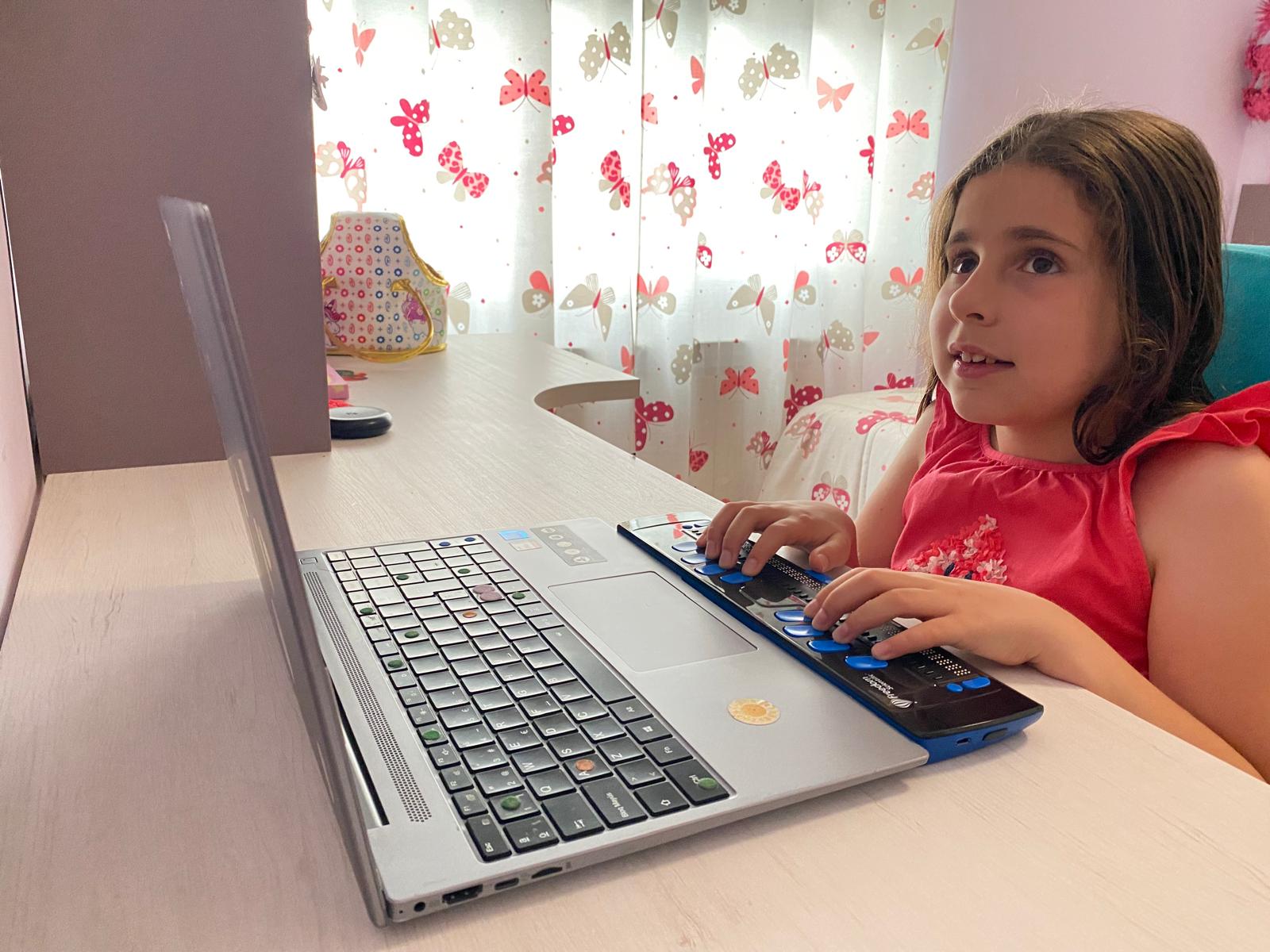 Míriam Alcalde Cazorla escribe en el portátil con la línea braille