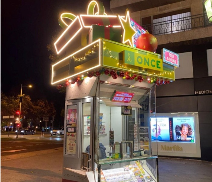 Quiosco ONCE con decoración navideña