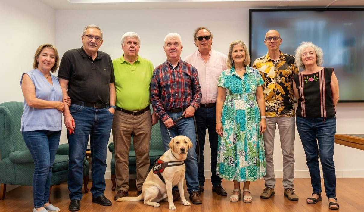 Foto de familia tras la firma del convenio