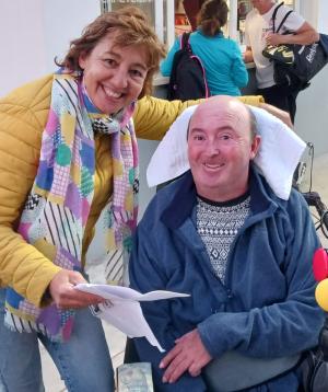 Ana Albertí, voluntaria, con Juan Carlos Bonet, beneficiario del voluntariado de la ONCE