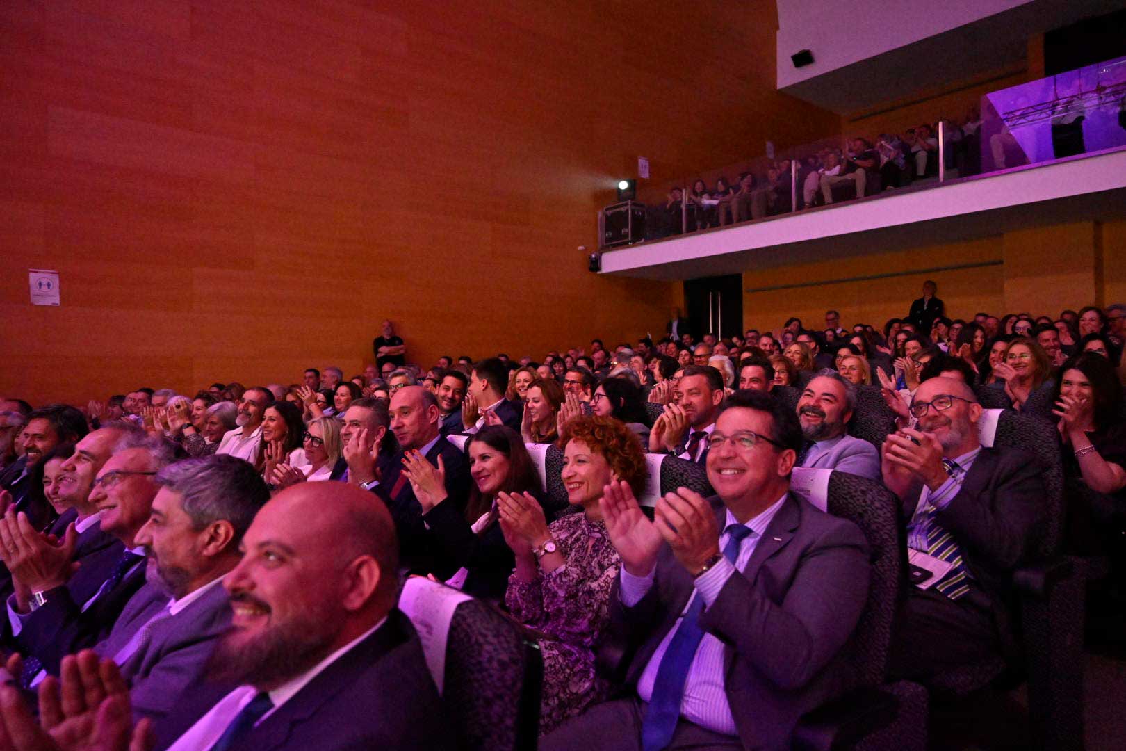 Público riendo y aplaudiendo en una gala de los Premios Solidarios