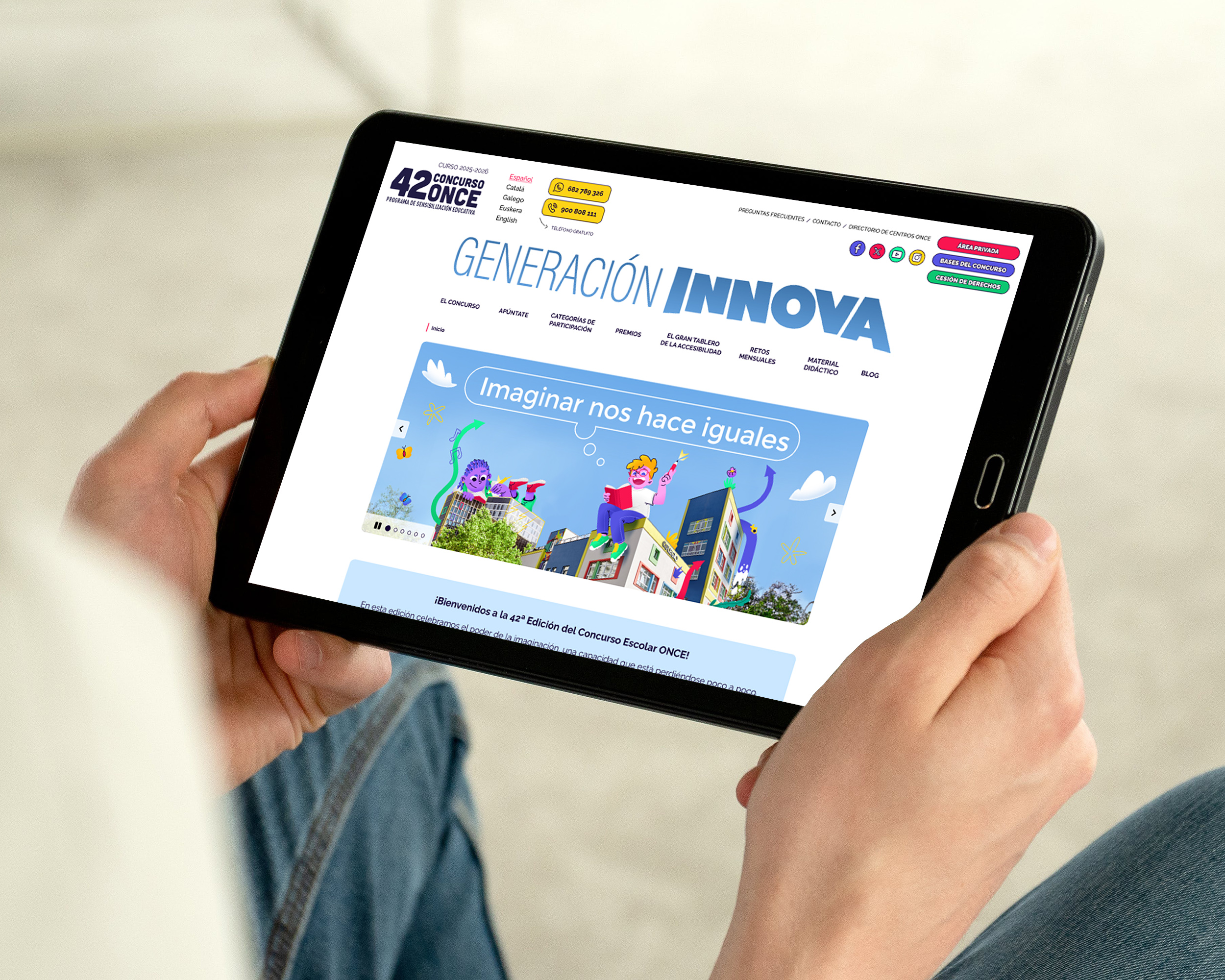 Tablet con el lema del concurso