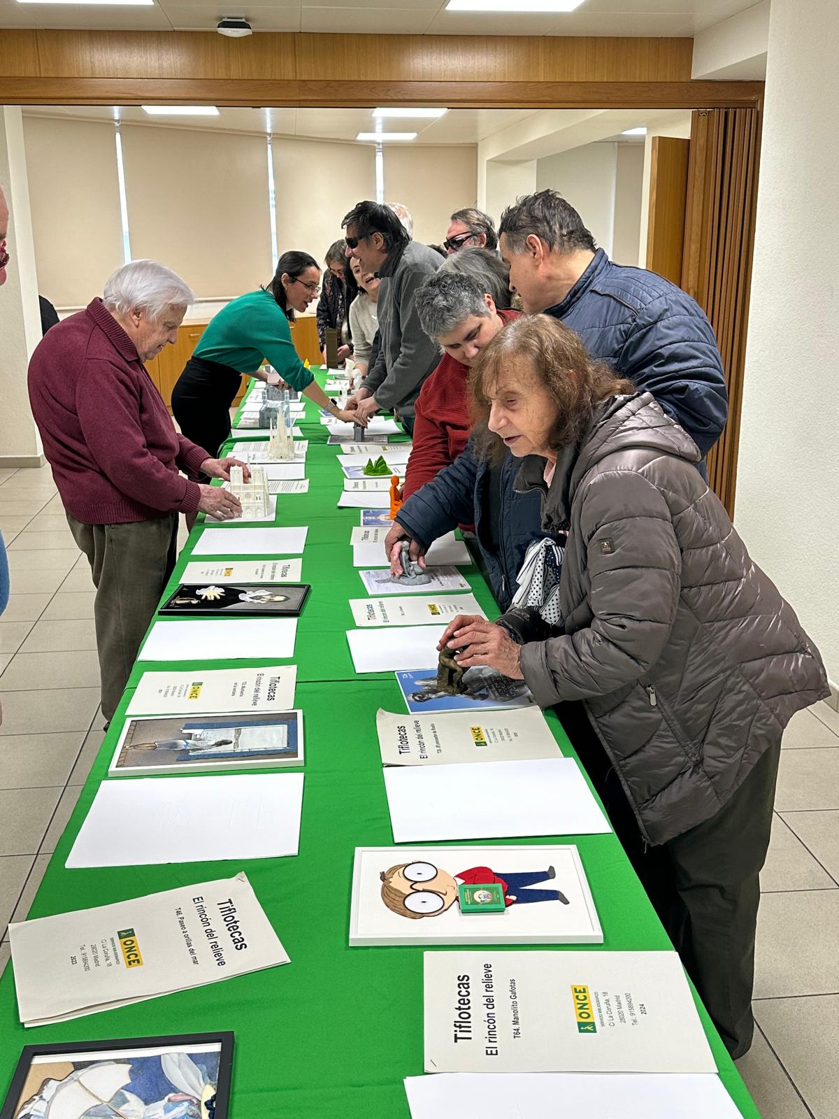 Asistentes a la muestra El Rincón del Relieve