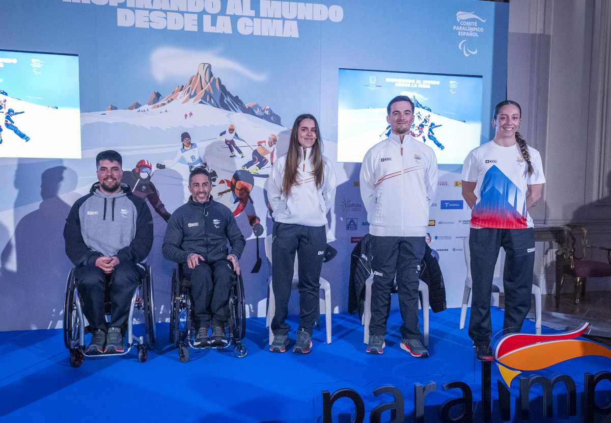 Presentación de la equipación deportiva de +8000