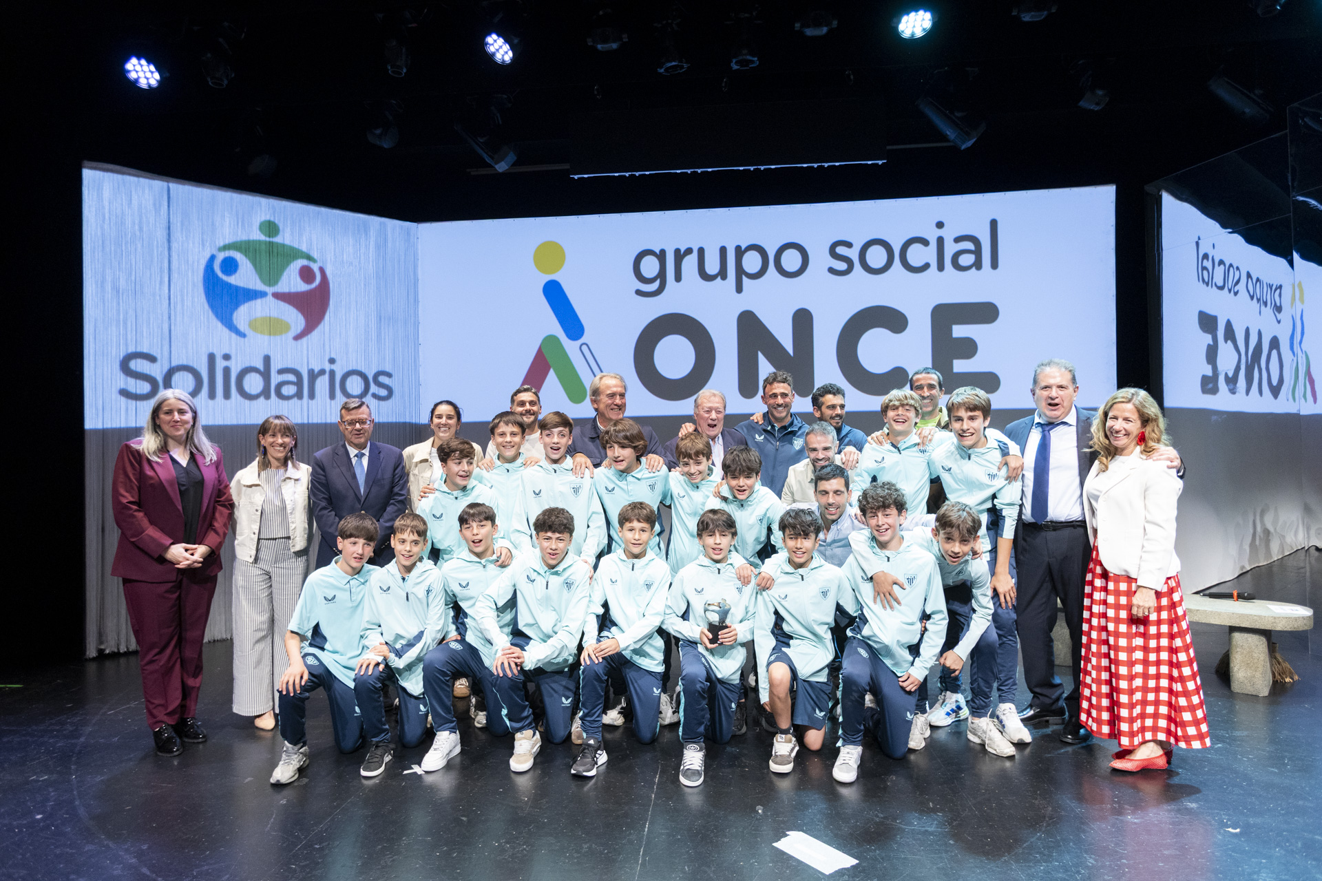 Ganadores de los Premios Solidarios Grupo Social ONCE ONG con niños del programa y miembros del Grupo Social ONCE