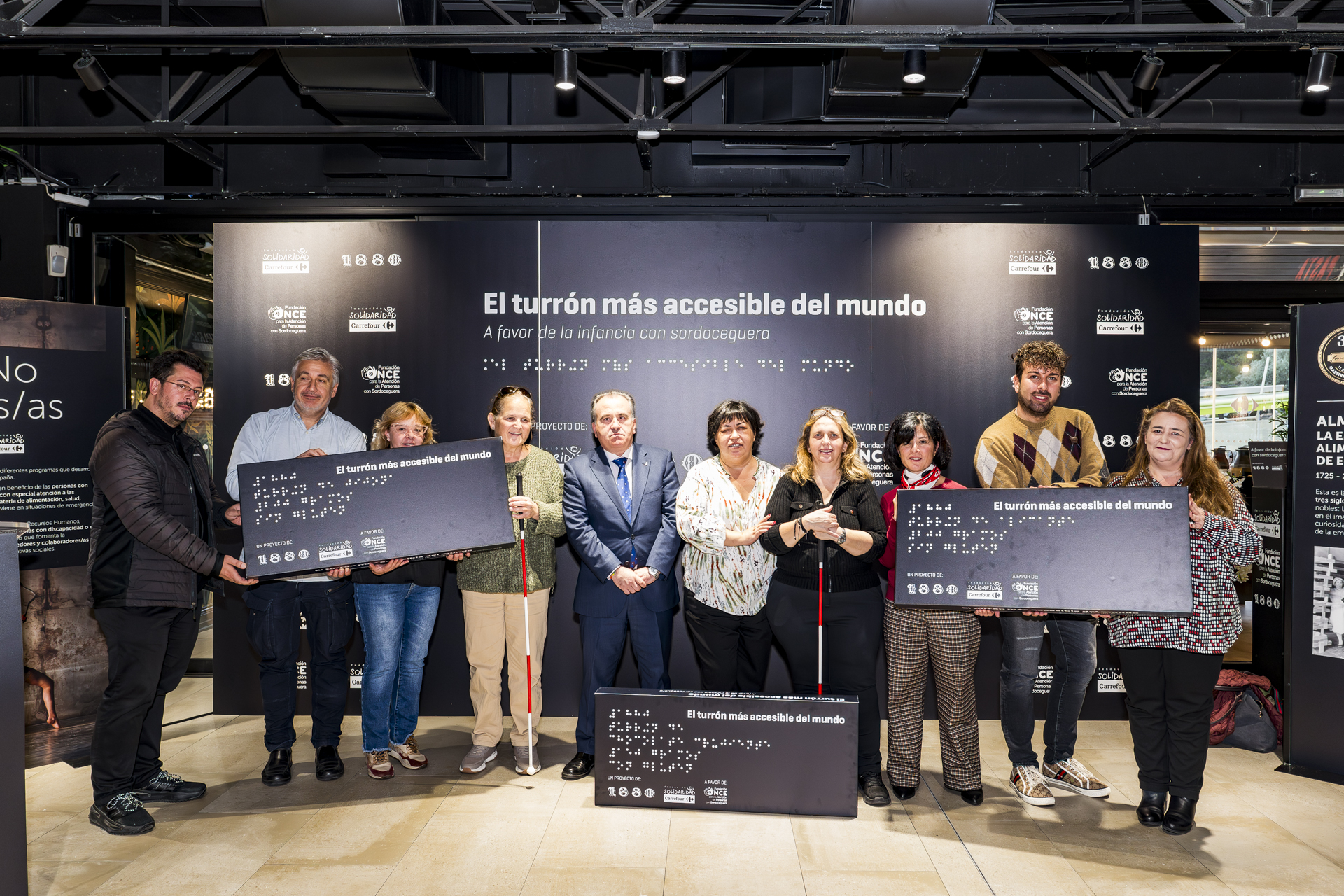 Responsables de la ONCE y de FOAPS junto personas sordociegas beneficiarias de la Fundación y de esta iniciativa solidaria junto a sus mediadores