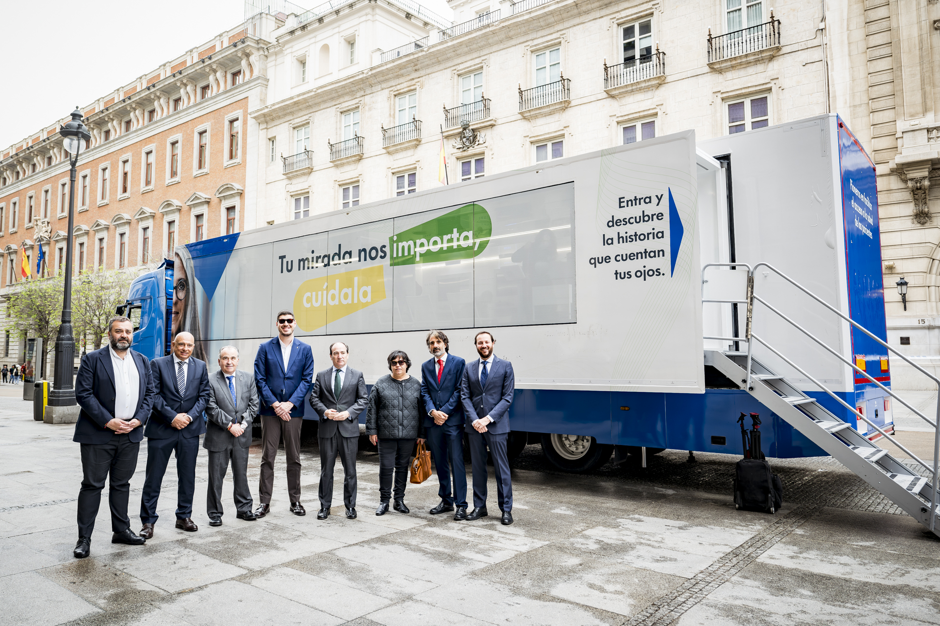 Camión de la campaña en la Puerta del Sol de Madrid, junto a las autoridades del ayuntamiento, la ONCE y Sandoz