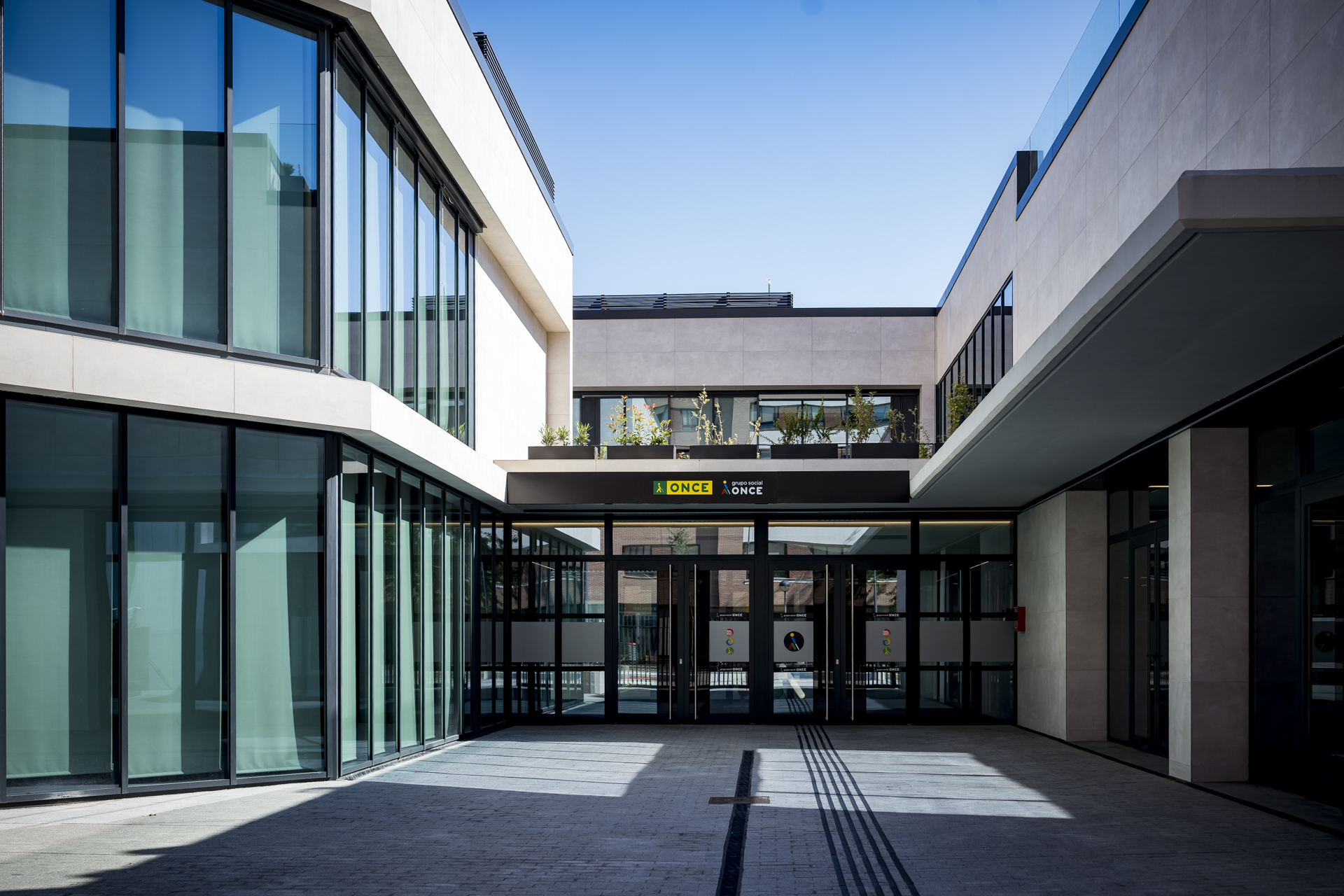 Entrada al edificio del Grupo Social ONCE en Valladolid