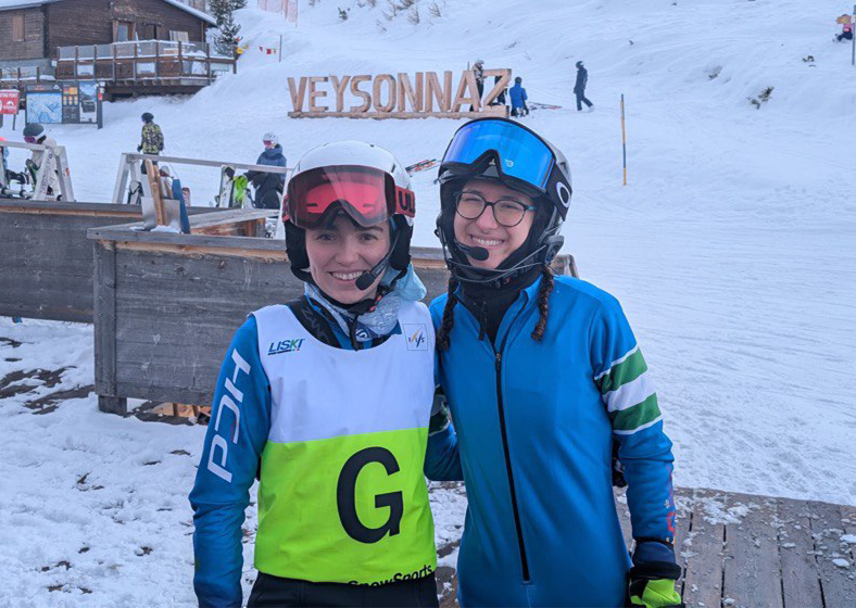 Alejandra Requesens y Victoria Ibáñez en la pista de esquí