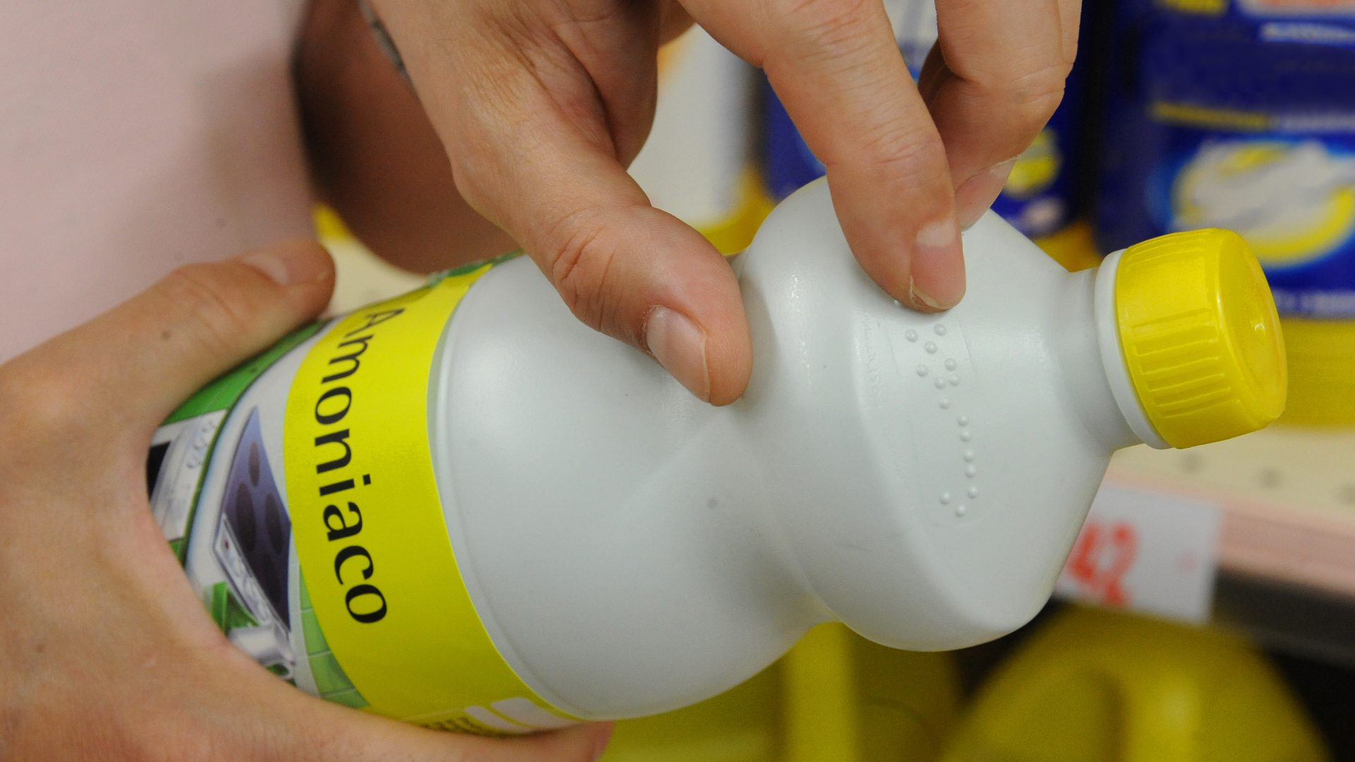 Botella de amoníaco etiquetada en braille