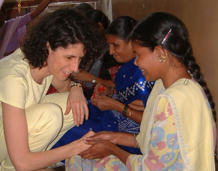 Ana en la India saluda a unas niñas ciegas