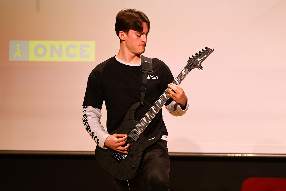 Ancor tocando la guitarra durante al entrega de galardones