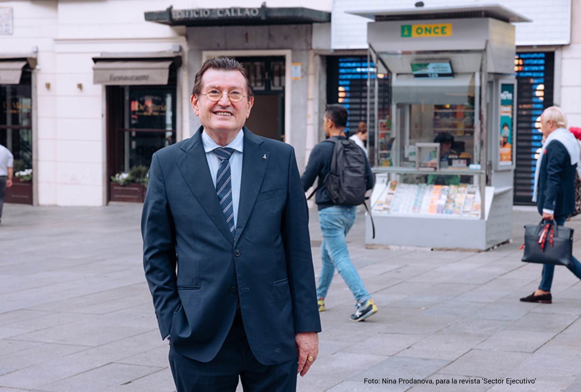 Ángel Sánchez en la calle, con un kiosco de la ONCE al fondo. Foto de Nina Prodanova para la revista Sector Ejecutivo