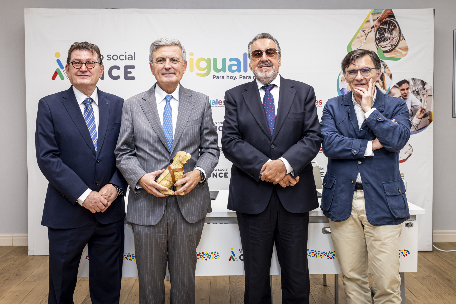 Angel Sánchez, Pedro Saura, Miguel Carballeda y Alberto Durán de pie ante un photocall