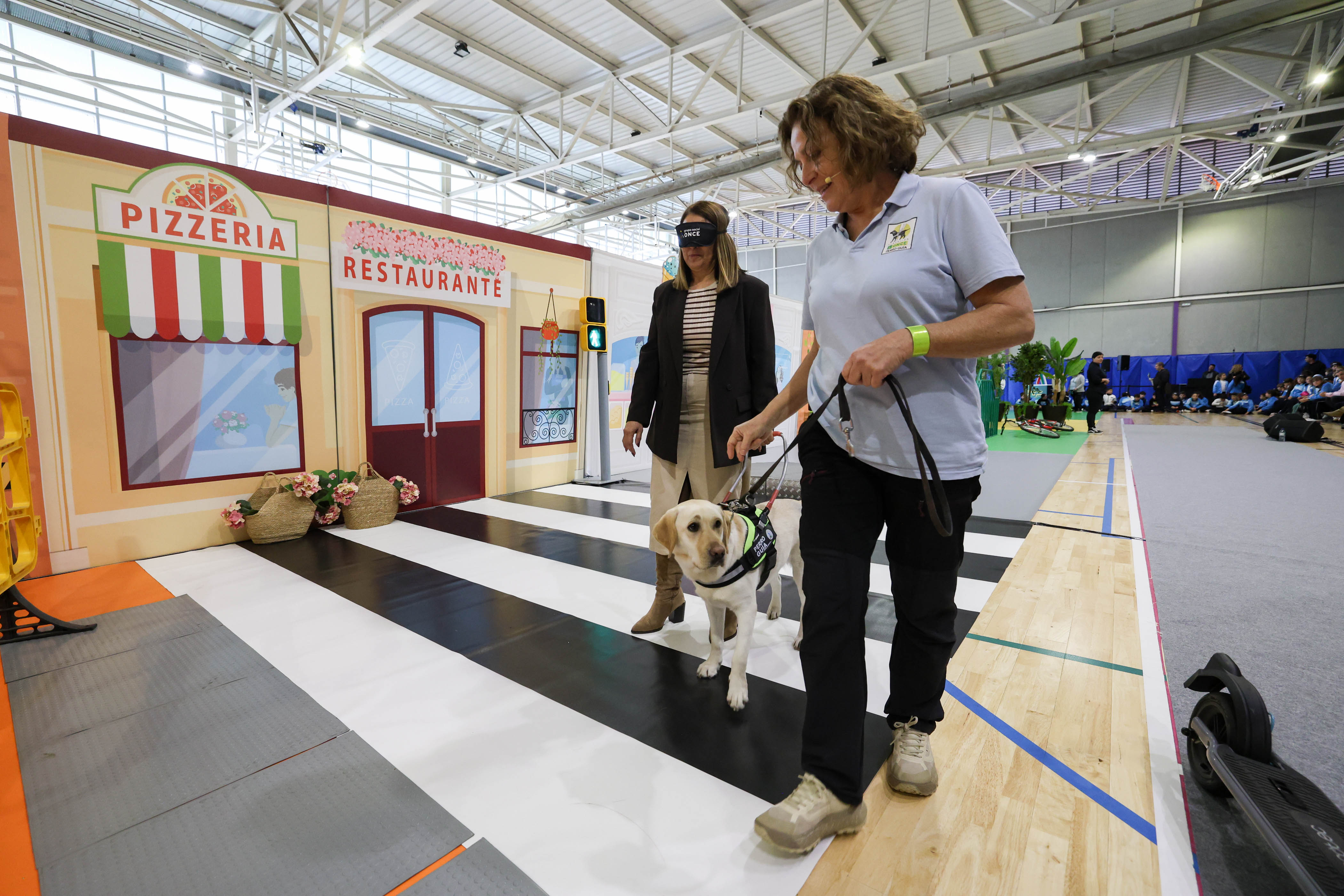 Momento de la experiencia de la concejala de Bienestar Social con el perro guía