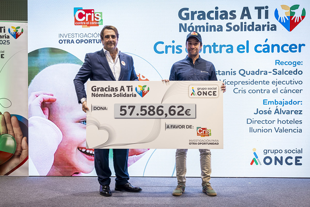 José Álvarez entrega el cheque de Cris contra el Cáncer