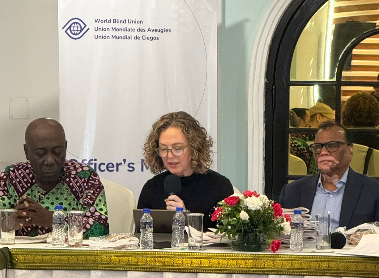 Cristina Chamorro, en el centro, junto a  Santosh Kumar, presidente de la UMC (a la dcha), y Yaw Ofori-Debra, vicepresidente segundo, a la izda.