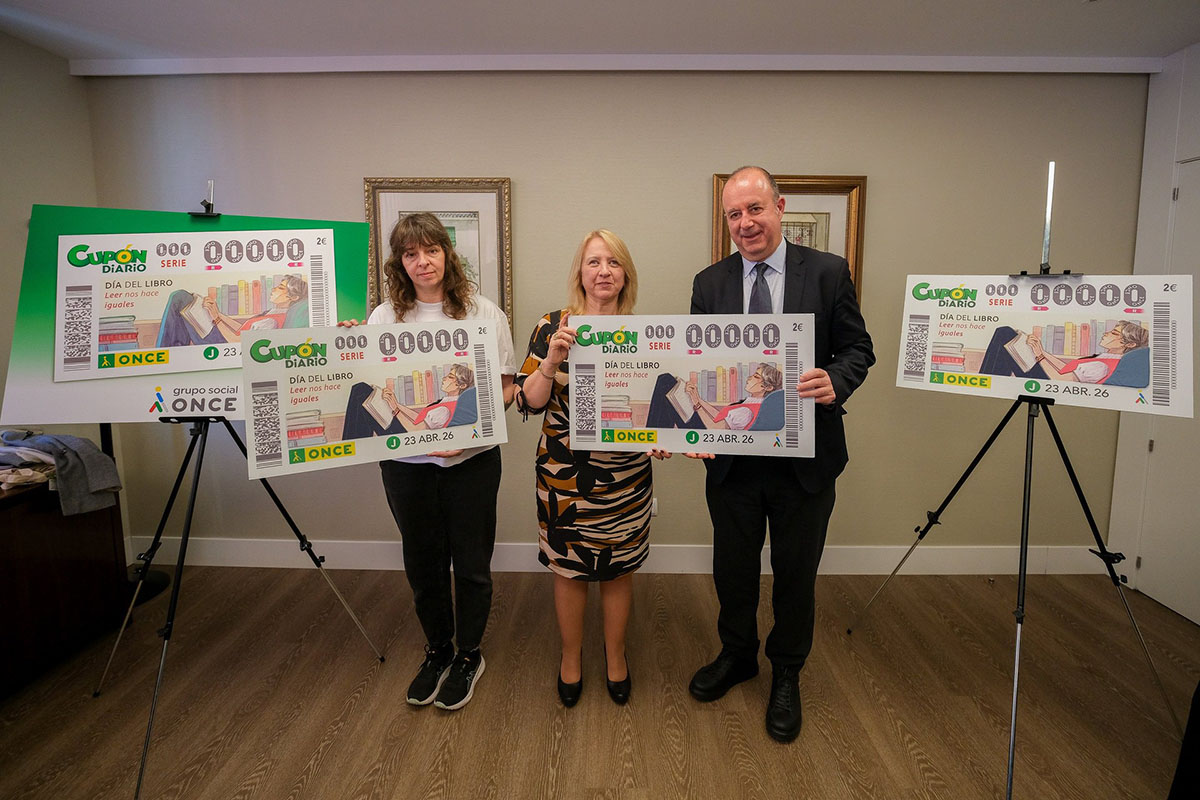 Esther Gili, Carmen Bayarri y Jesús Badenes posan con la imagen del cupón