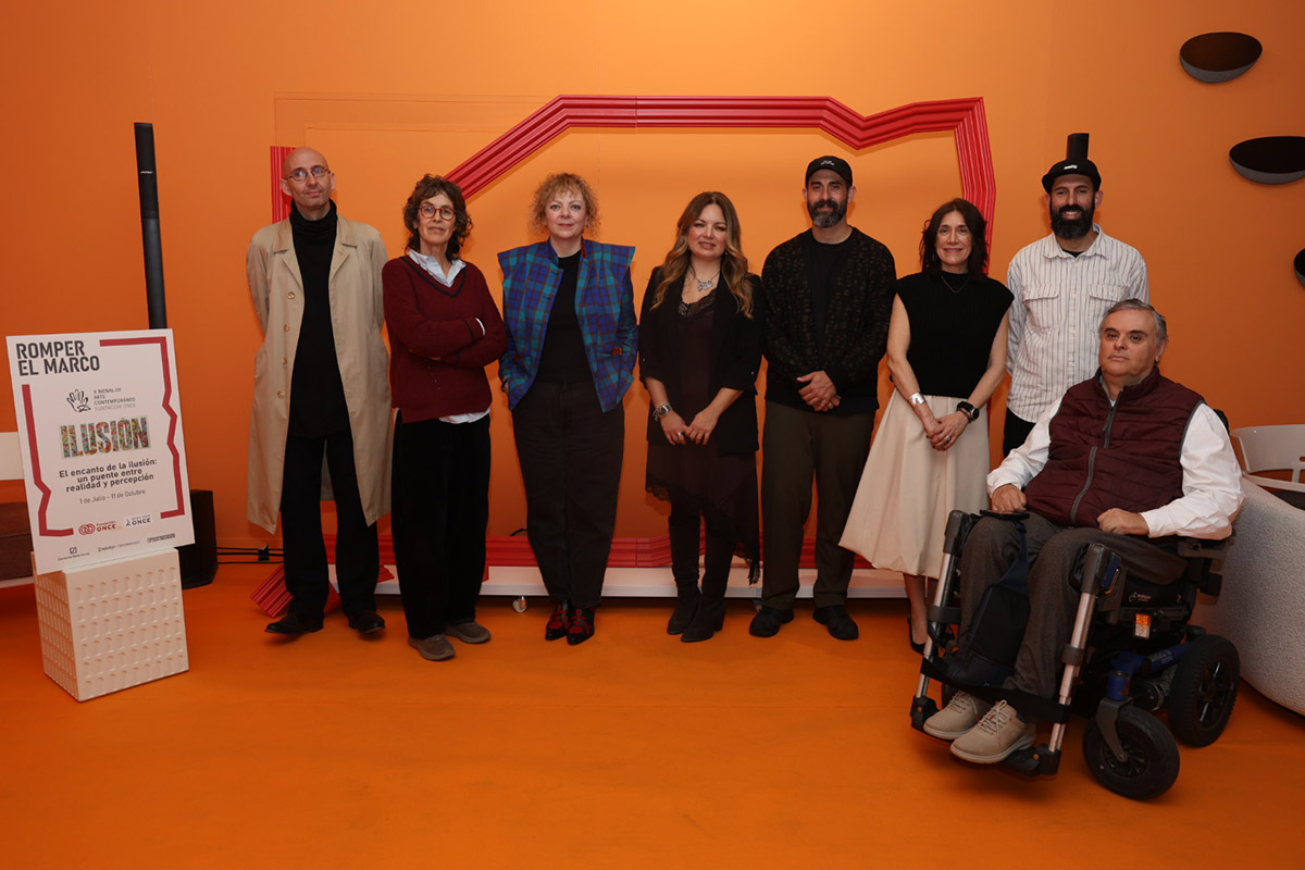 Foto de familia de los participantes en la presentación de la Bienal