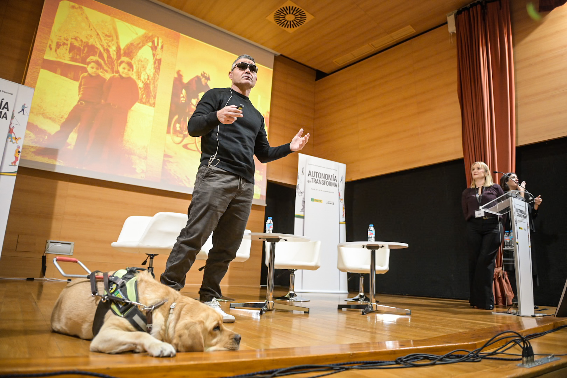 Momento de la charla motivacional de David Casinos en las Jornadas, junto a su perro guía