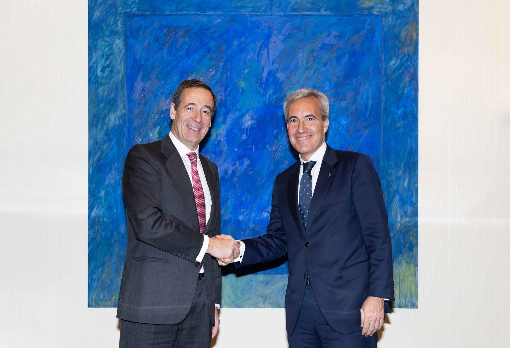 Gortázar y Oñoro estrechan sus manos tras la firma del acuerdo