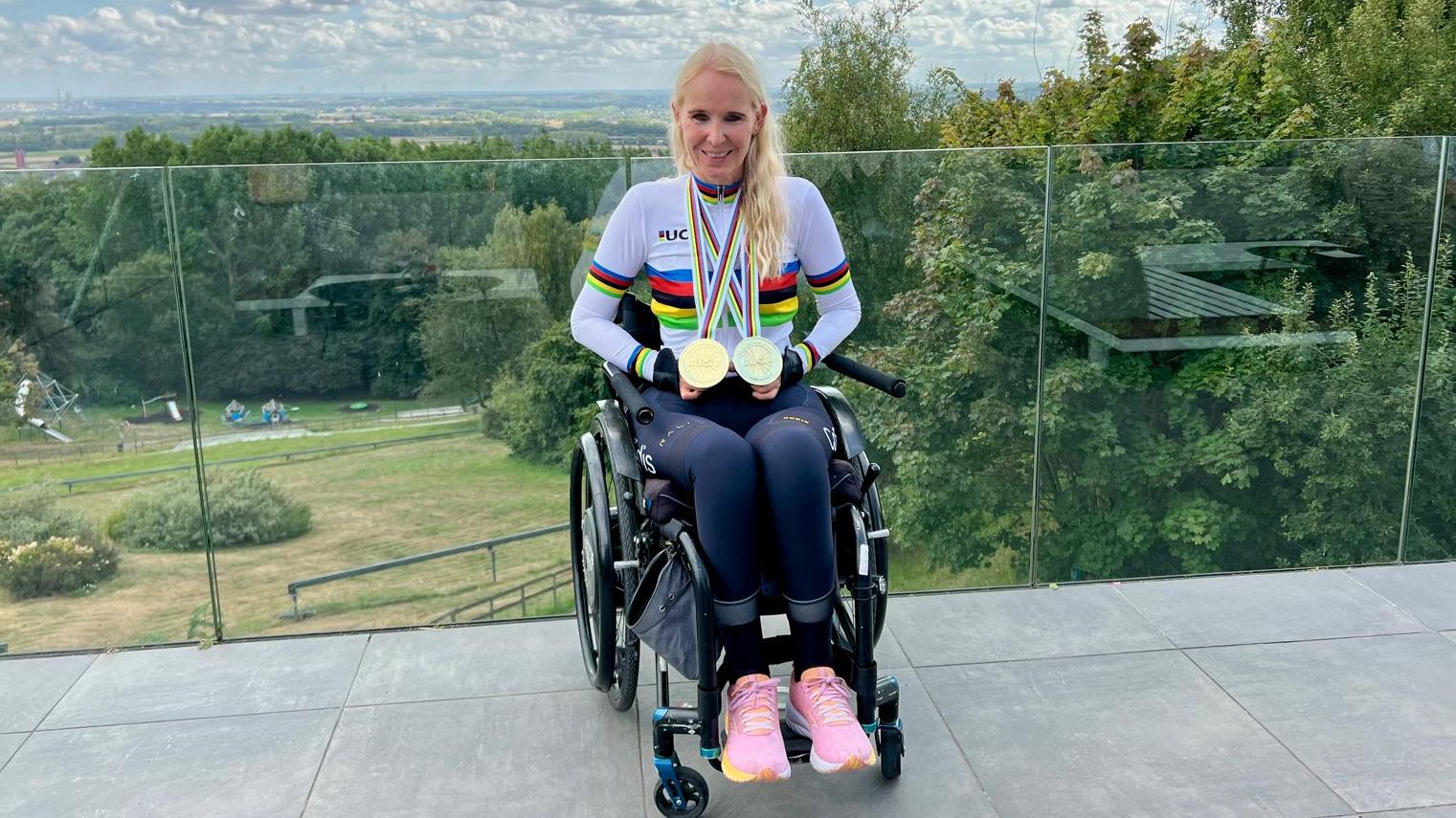 Manuela Vos, con los dos oros obtenidos en el Mundial de ciclismo paralímpico celebrado el pasado mes de agosto