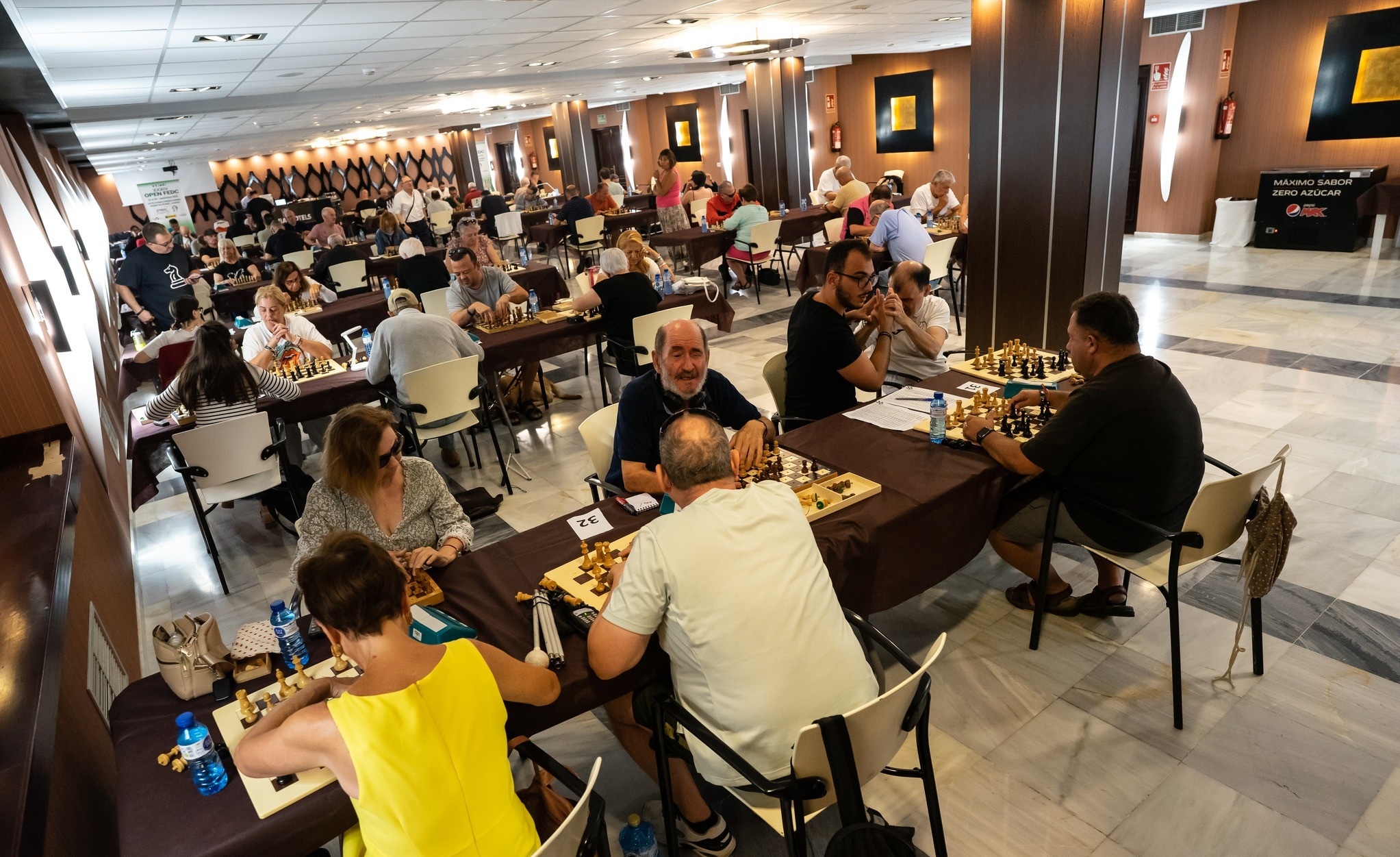 Vista de la sala con los ajedrecistas dispuntando el open de Roquetas de Mar