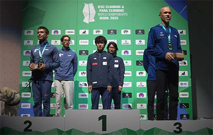 Aguilar en el podio con su medalla de plata